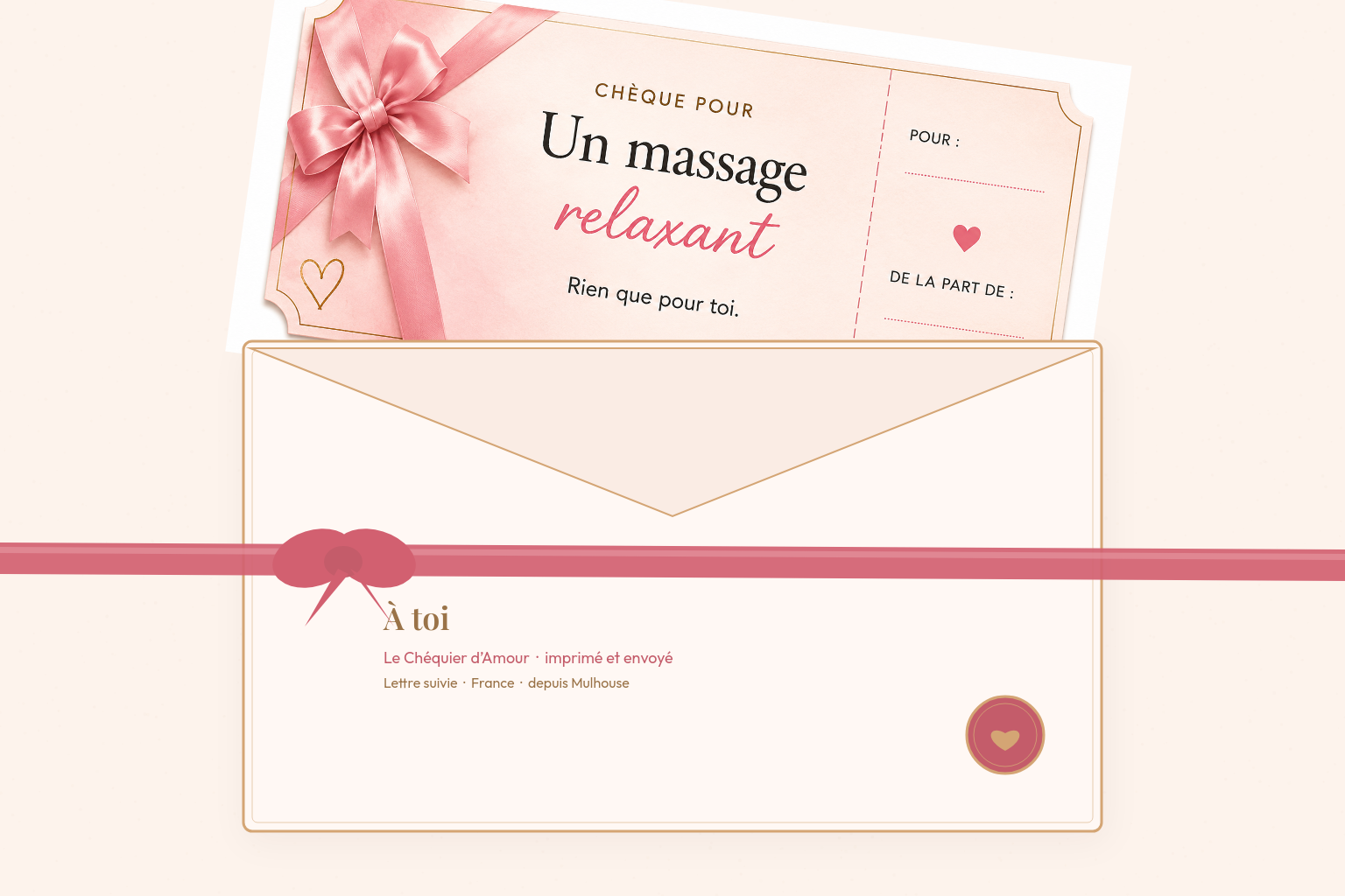 Chéquier d’amour À toi imprimé, glissé dans une enveloppe crème, ruban rose et or